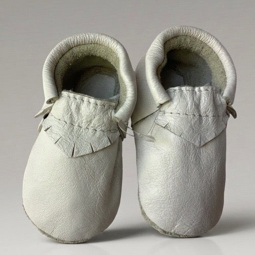 Classic fringe softsole vellies for infants- ivory