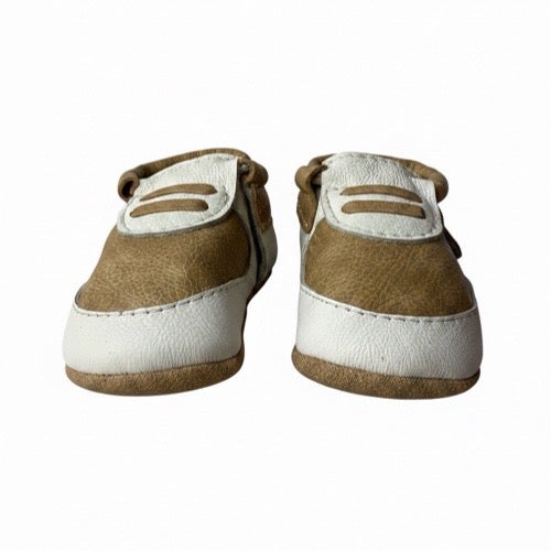 Classic sneaker style softsole vellie for infants-white/tan
