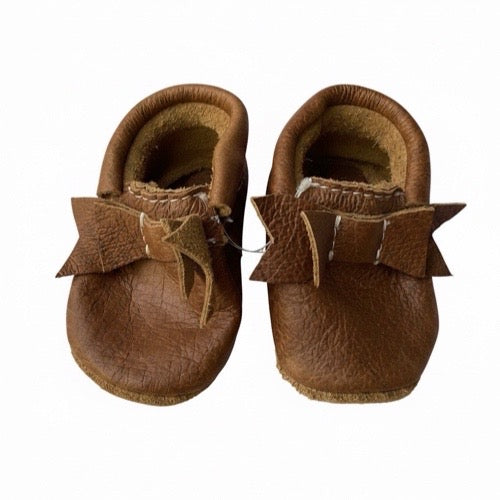 Classic bow style softsole vellie for infants- cognac brown