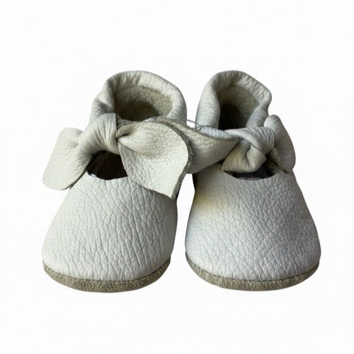 Classic bow style softsole vellie for infants- ivory